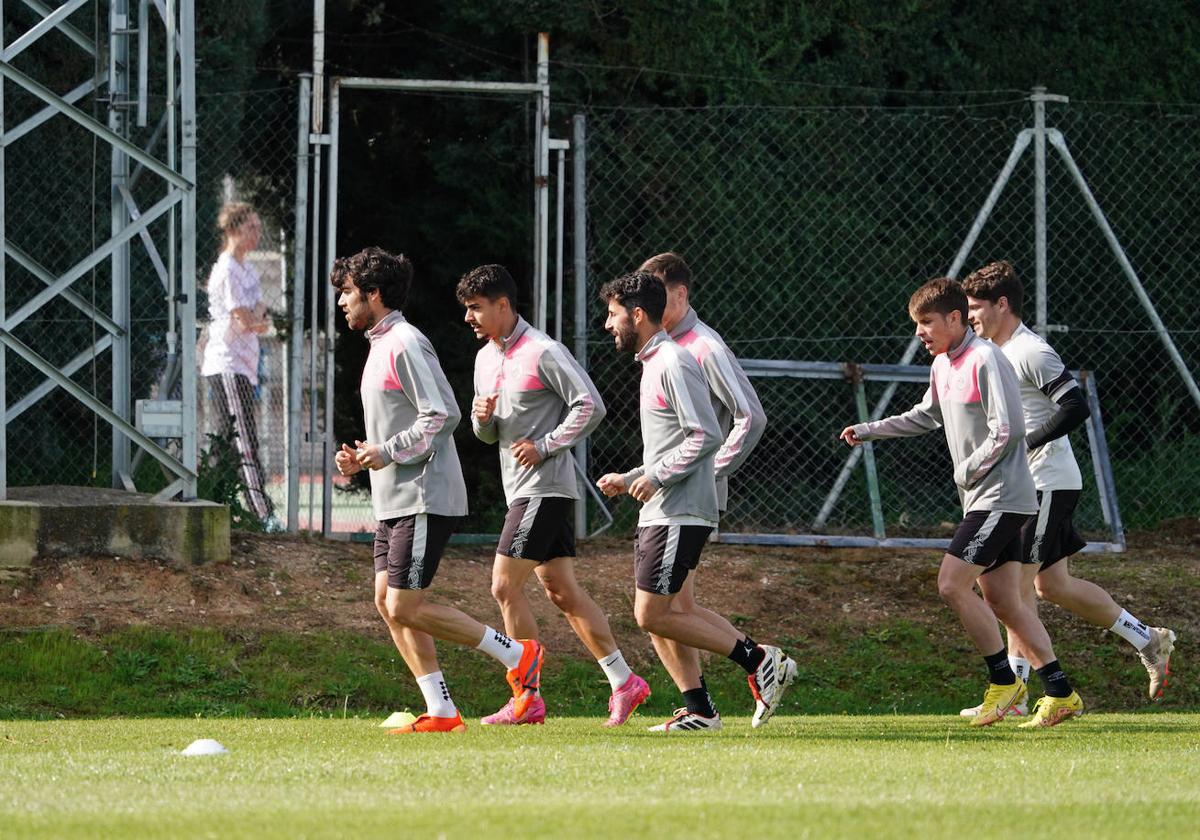 Los jugadores del Salamanca UDS, en el entrenamiento en el anexo.