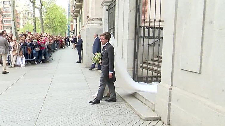 José Luis Martínez-Almeida y Teresa Urquijo vuelven a la capital tras su luna de miel