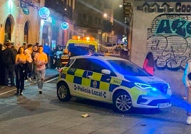 Ambulancia y Policía Local en otra intervención en la calle Varillas.