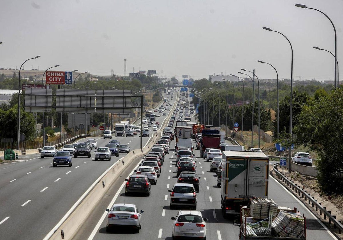 Vehículos circulando por la autovía.