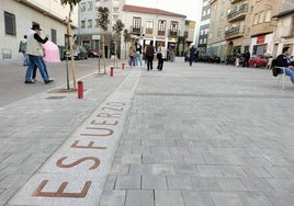 Imagen de la plaza tras la colocación de las seis palabras en uno de los lateras de la zona rehabilitada.