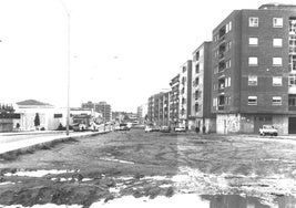 Una de las calles de Garrido Norte en el año 1988. Sin asfaltar y con charcos de barro a consecuencia de las lluvias.