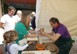 Demostración de alfarería a cargo de Gerardo Cambronero en la Feria de Macotera de 2023.