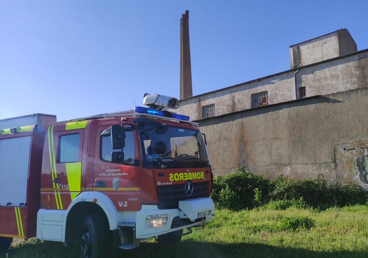 Los bomberos tuvieron que emplearse a fondo para sofocar el incendio.