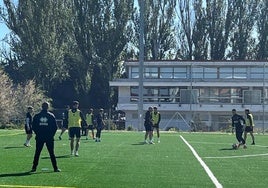 Dani Ponz (de espaldas) dirigiendo el entrenamiento de este lunes en el Reina Sofía.