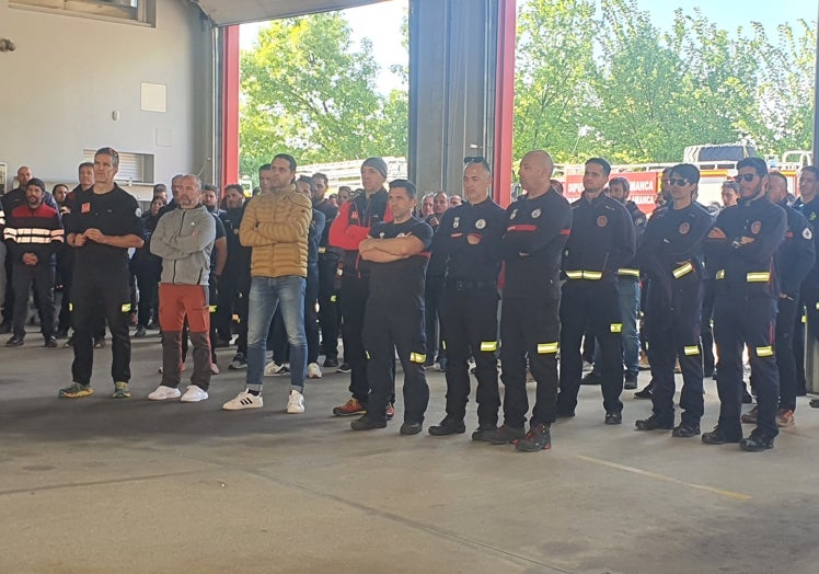 Imagen principal - Imágenes de distintos momentos de la celebración de la apertura de las jornadas internacionales de Bomberos.