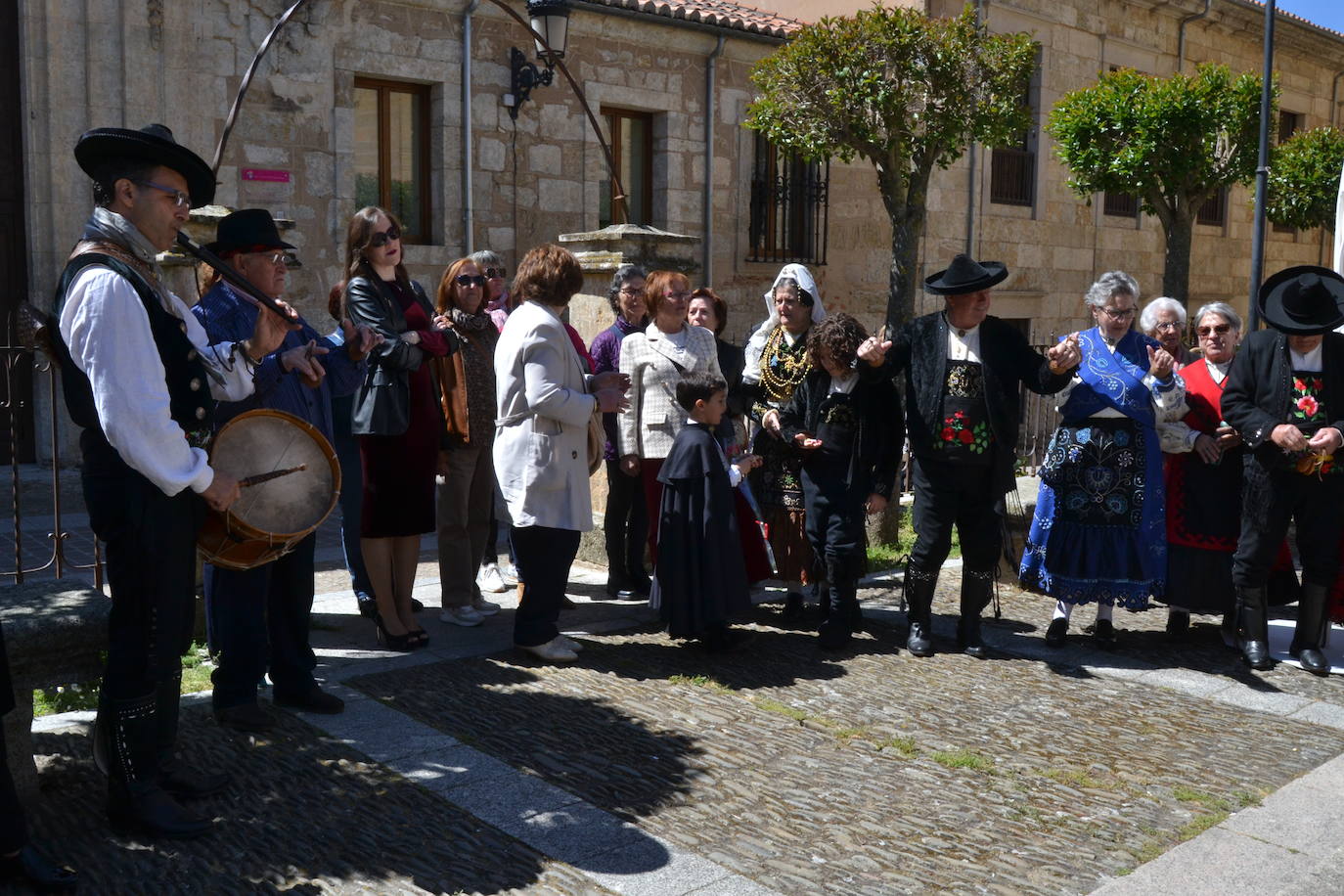 Flores y música para recordar a Dámaso Ledesma