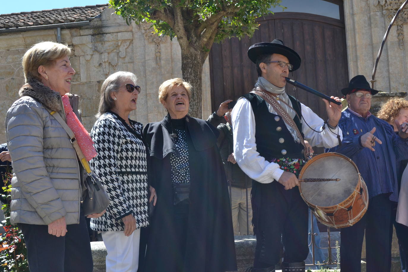 Flores y música para recordar a Dámaso Ledesma