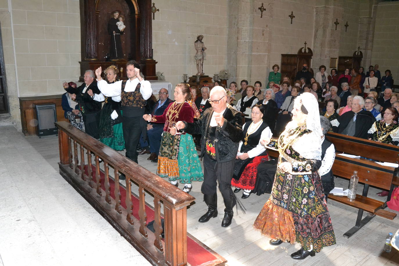 Flores y música para recordar a Dámaso Ledesma