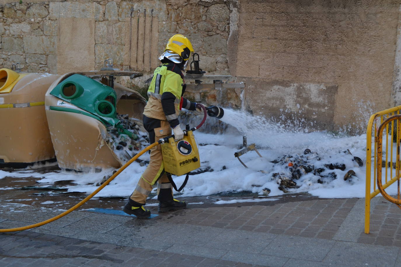 Arde un contenedor en el centro de Ciudad Rodrigo en pleno día