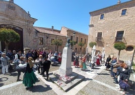 Los bailes amenizaron la ofrenda floral junto al busto de Dámaso Ledesma