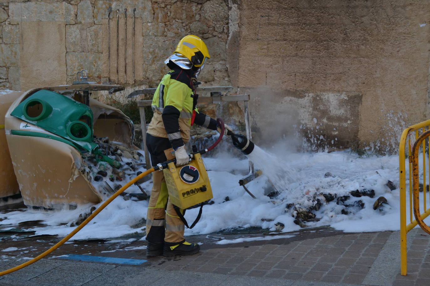 Arde un contenedor en el centro de Ciudad Rodrigo en pleno día