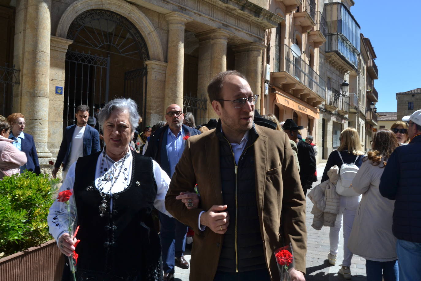 Flores y música para recordar a Dámaso Ledesma