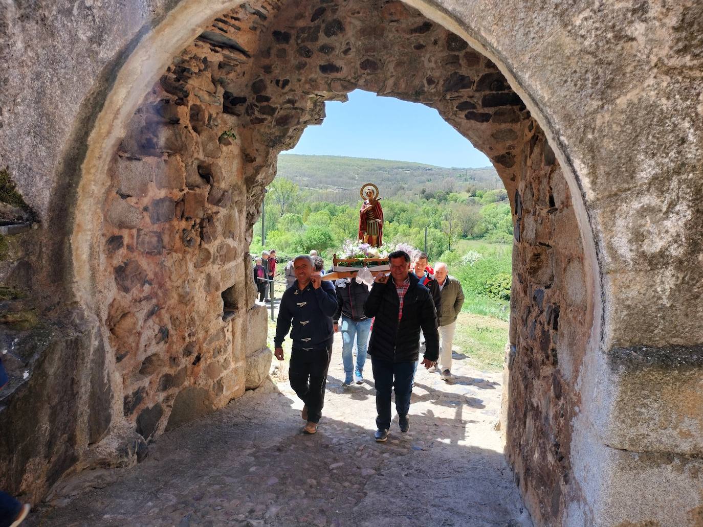 San Jorge bendice los campos del Alagón a los pies de un castillo