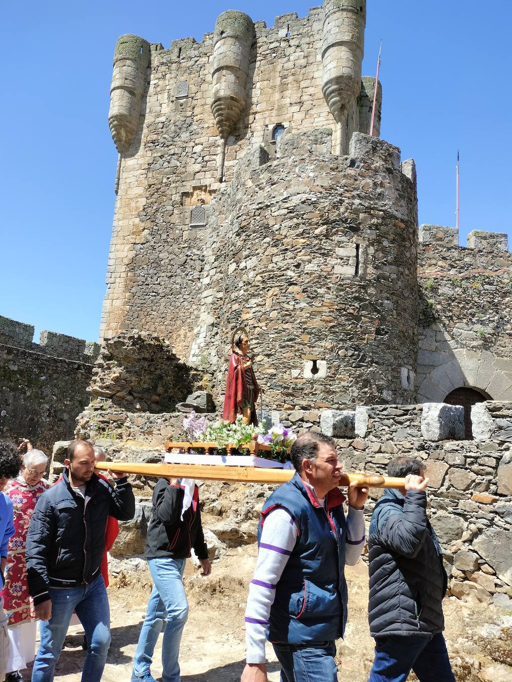 San Jorge bendice los campos del Alagón a los pies de un castillo