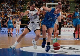 Laura Gil disputa un balón en el partido contra el Lointek Gernika.