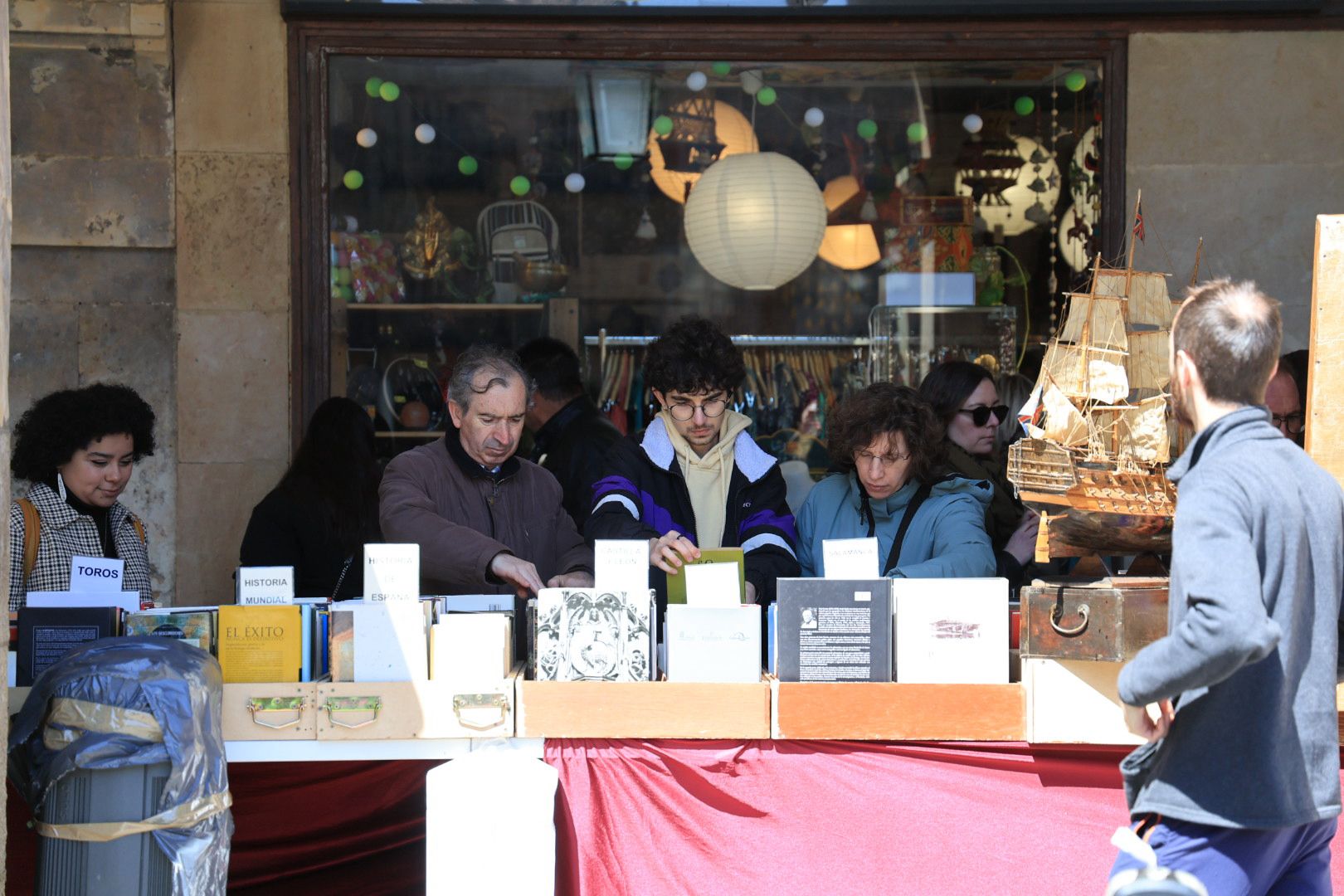 El sol anima el Día del Libro en los soportales de la Plaza Mayor