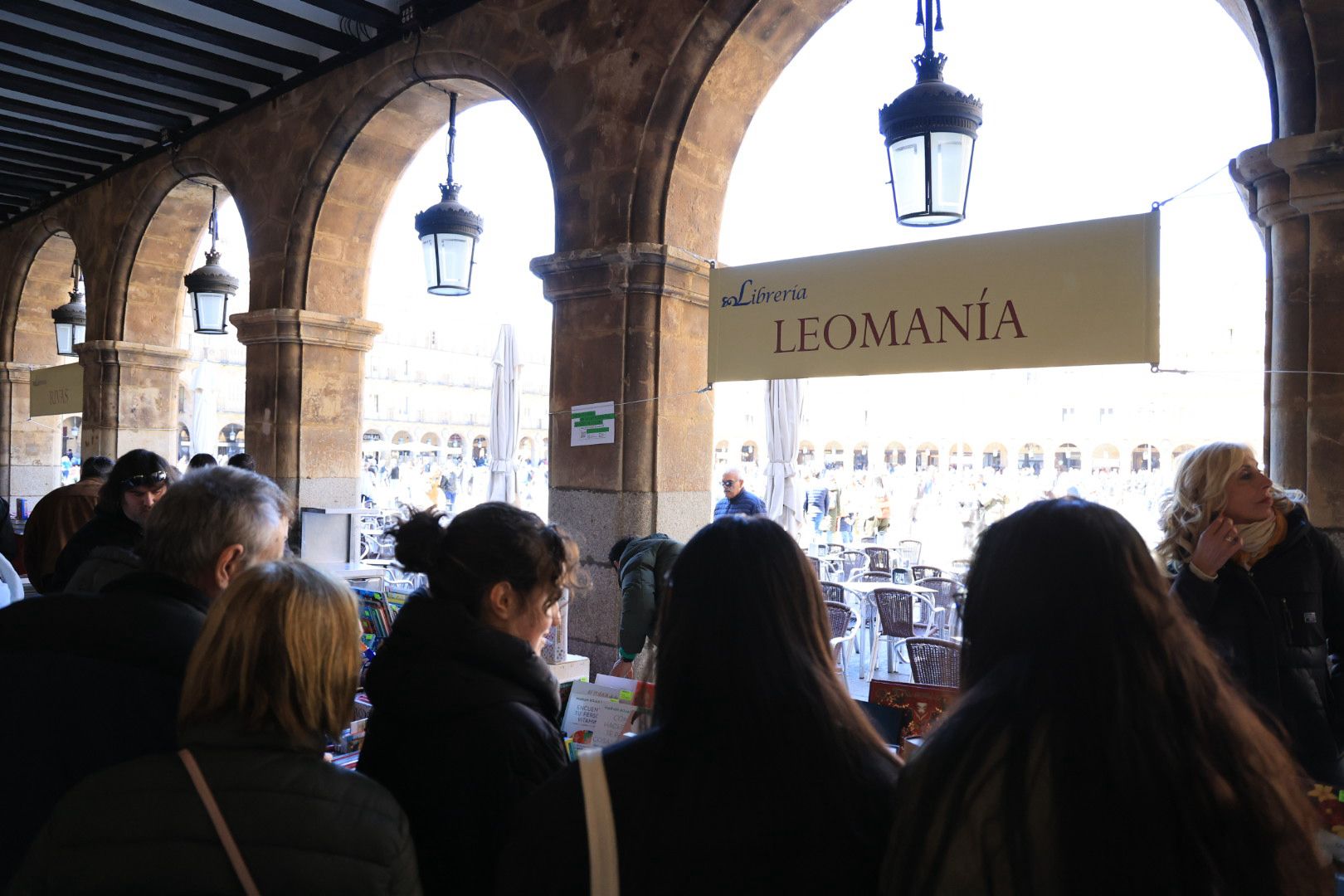 El sol anima el Día del Libro en los soportales de la Plaza Mayor