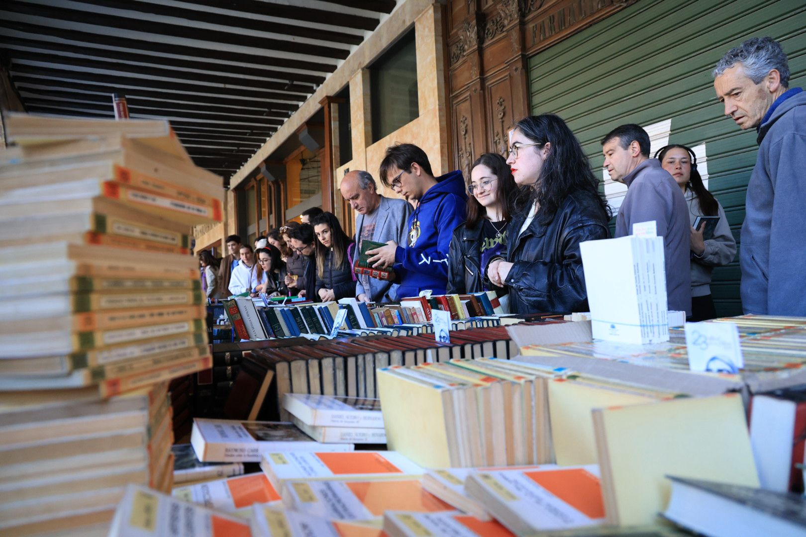 El sol anima el Día del Libro en los soportales de la Plaza Mayor