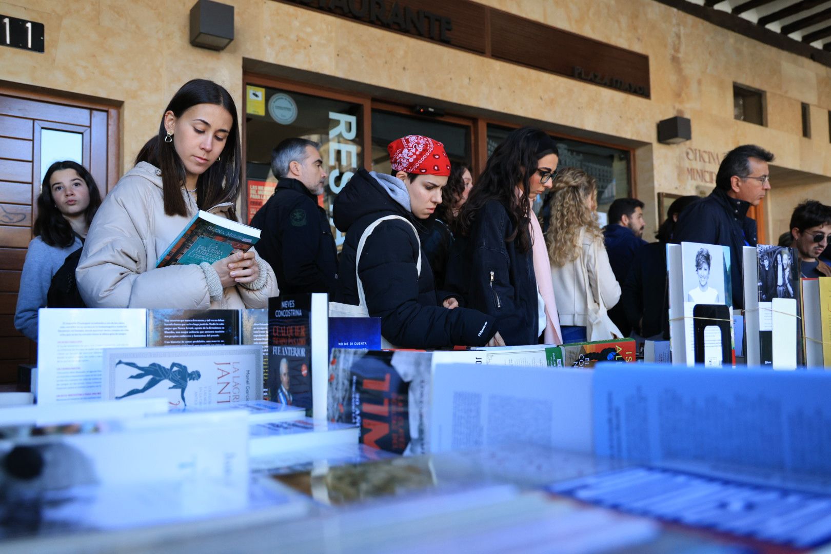 El sol anima el Día del Libro en los soportales de la Plaza Mayor