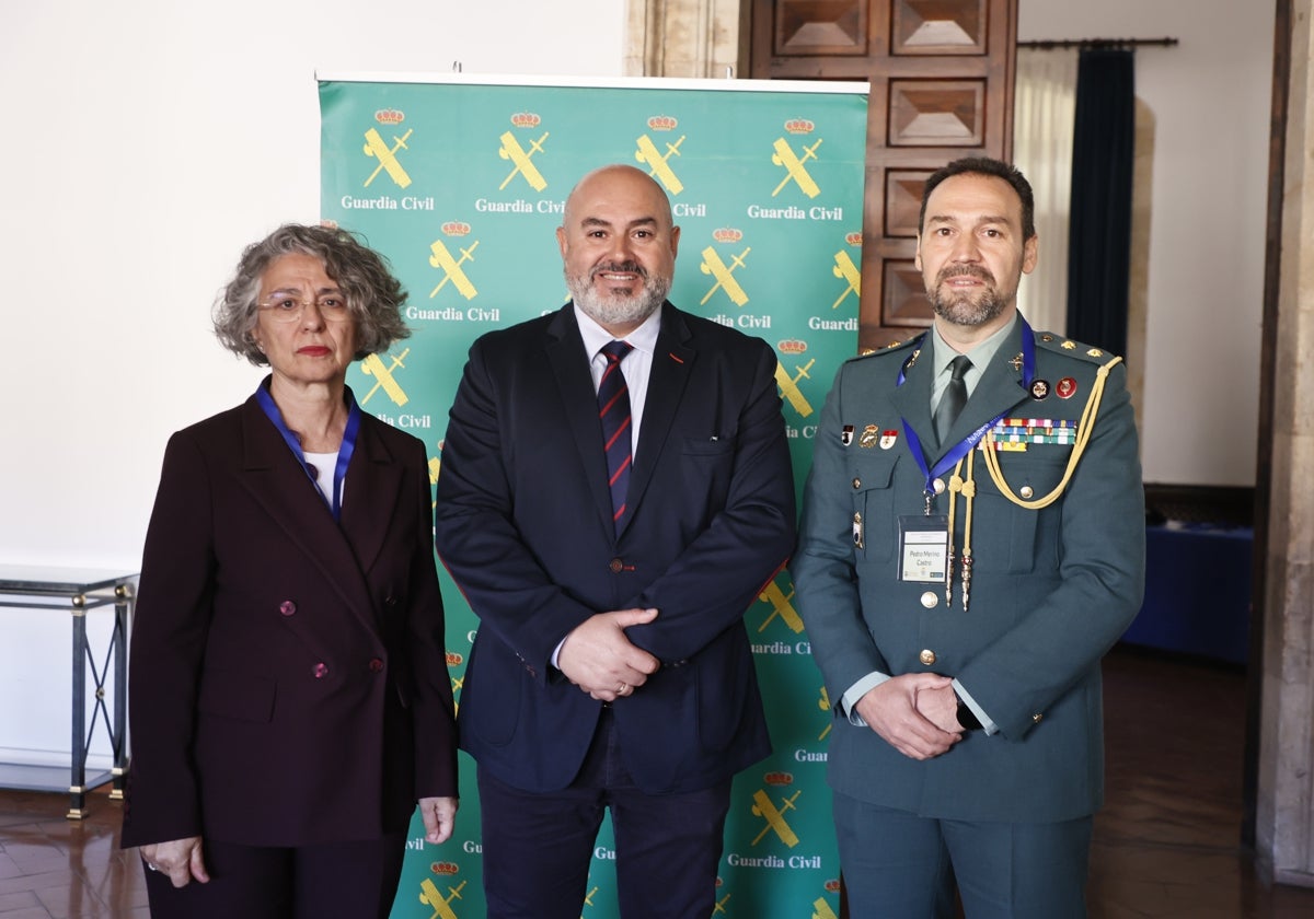 La directora general de Caja Rural en Salamanca, Isabel Martín; el director de la Cátedra 'Almirante Martín Granizo', Daniel Terrón y el teniente coronel jefe de la Comandancia de Salamanca, Pedro Merino durante la jornada.