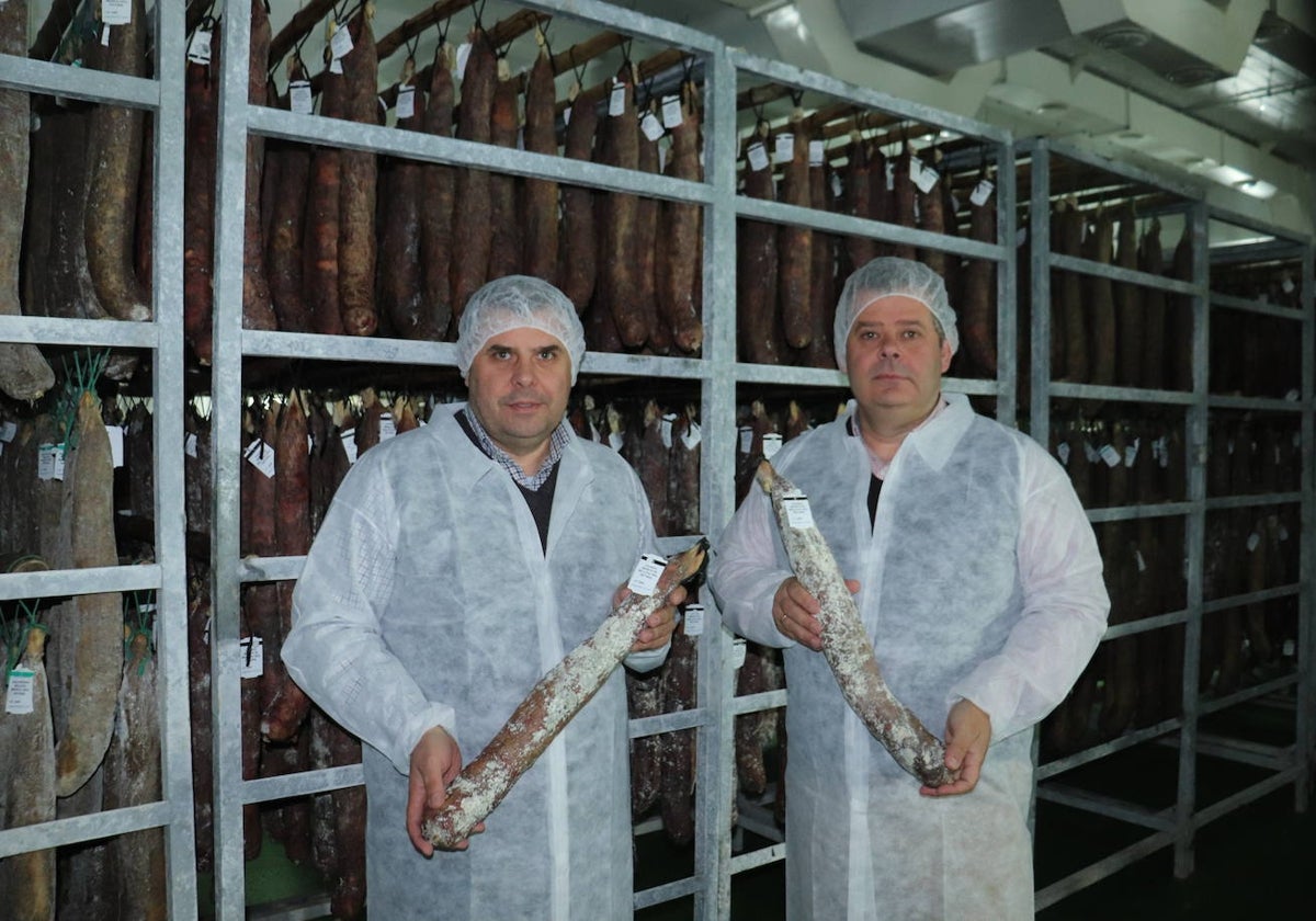 Los hermanos Andrés y José García, segunda generación de la empresa, con el chorizo premiado.