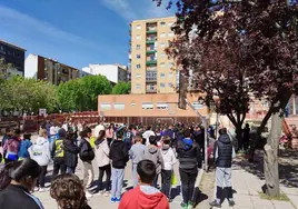 Los jóvenes, en el patio del colegio durante la lectura del manifiesto.