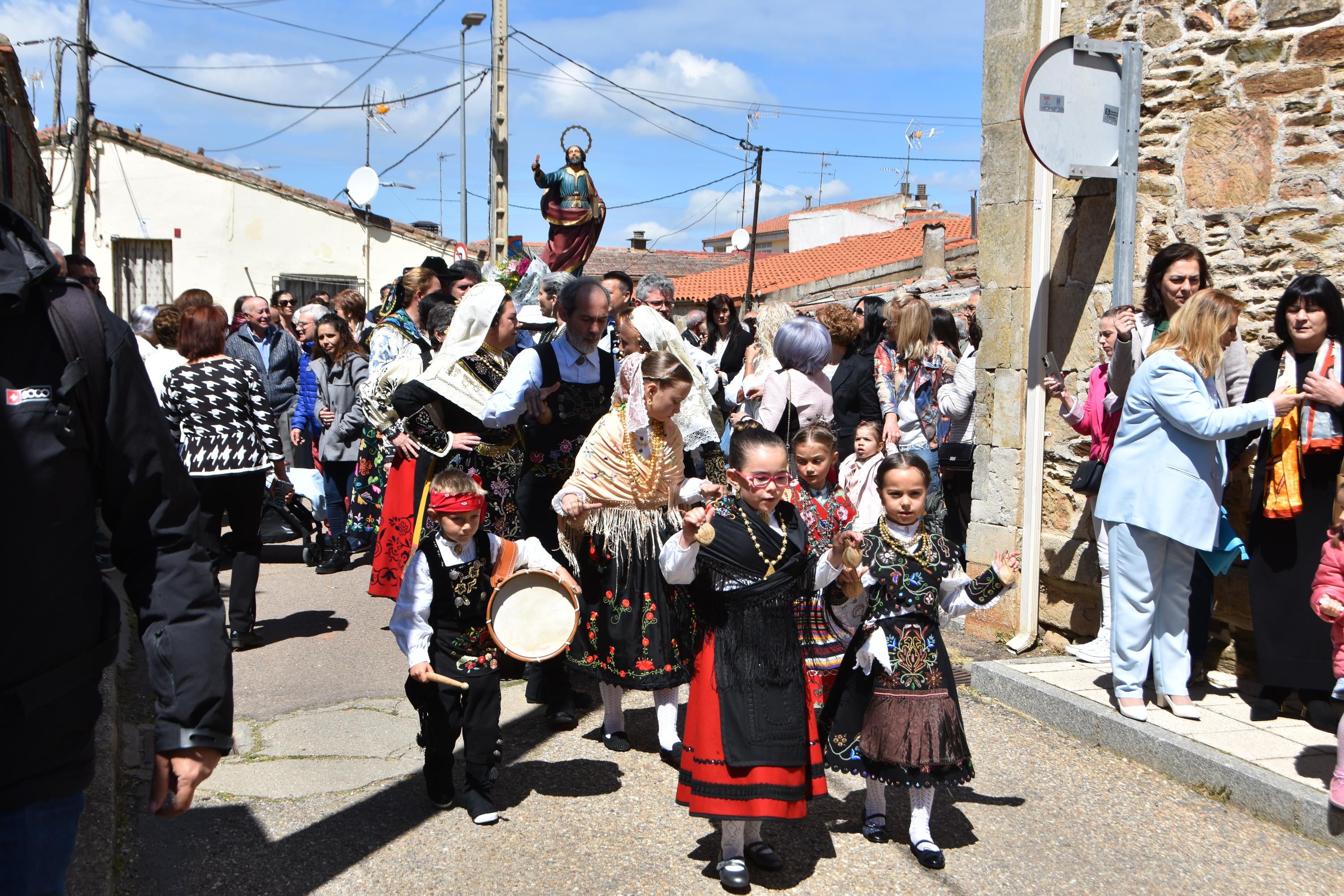 Liturgia, bailes y alegría para celebrar a San Marcos en Doñinos