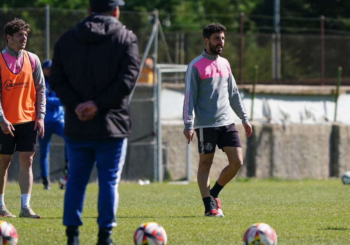 Diego Benito, observado por Jehu Chiapas en el entrenamiento de ayer en el anexo.