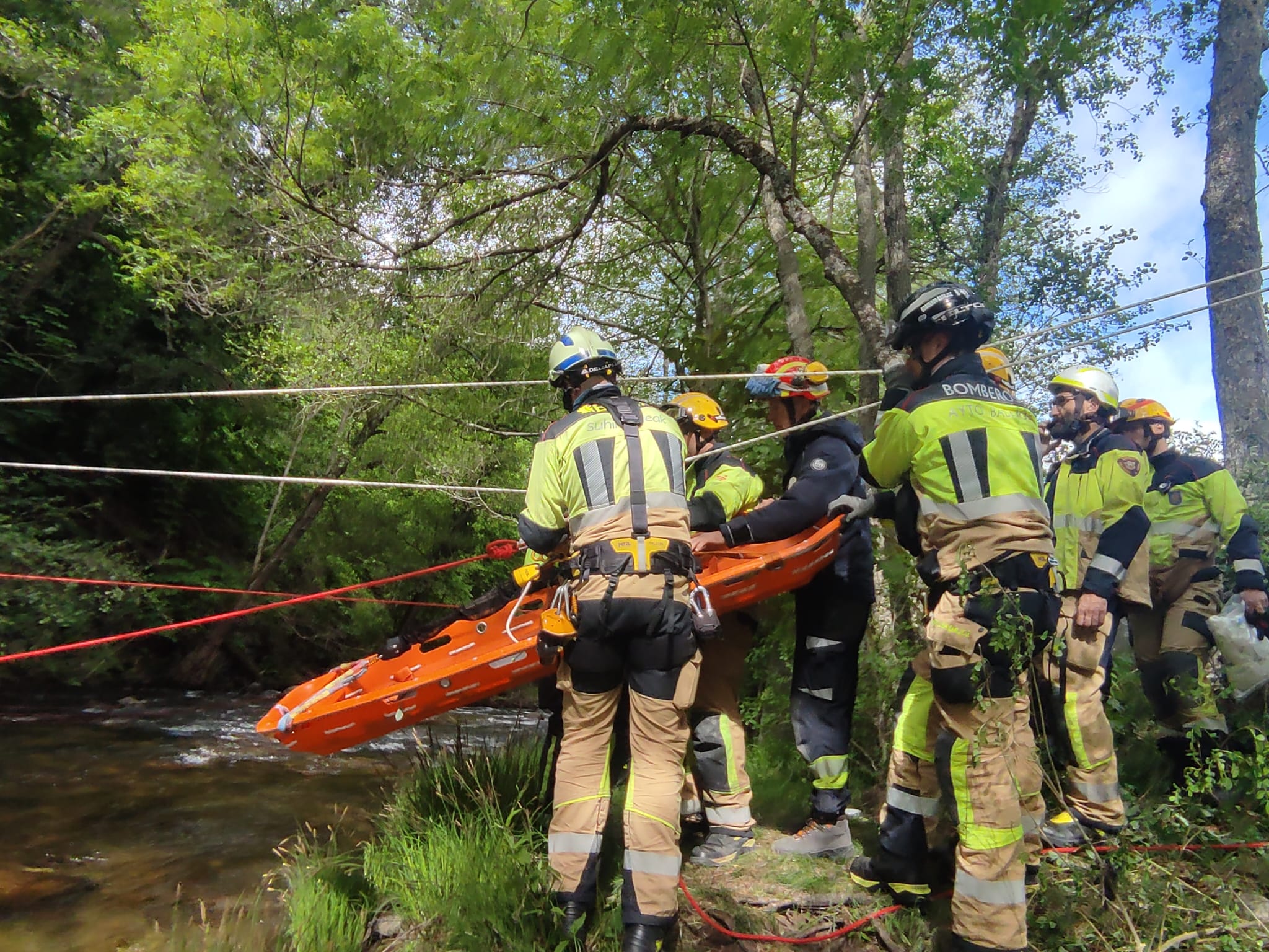 Espectacular simulacro en Béjar: un accidente de autobús, un camión con ovejas y un rescate en el río