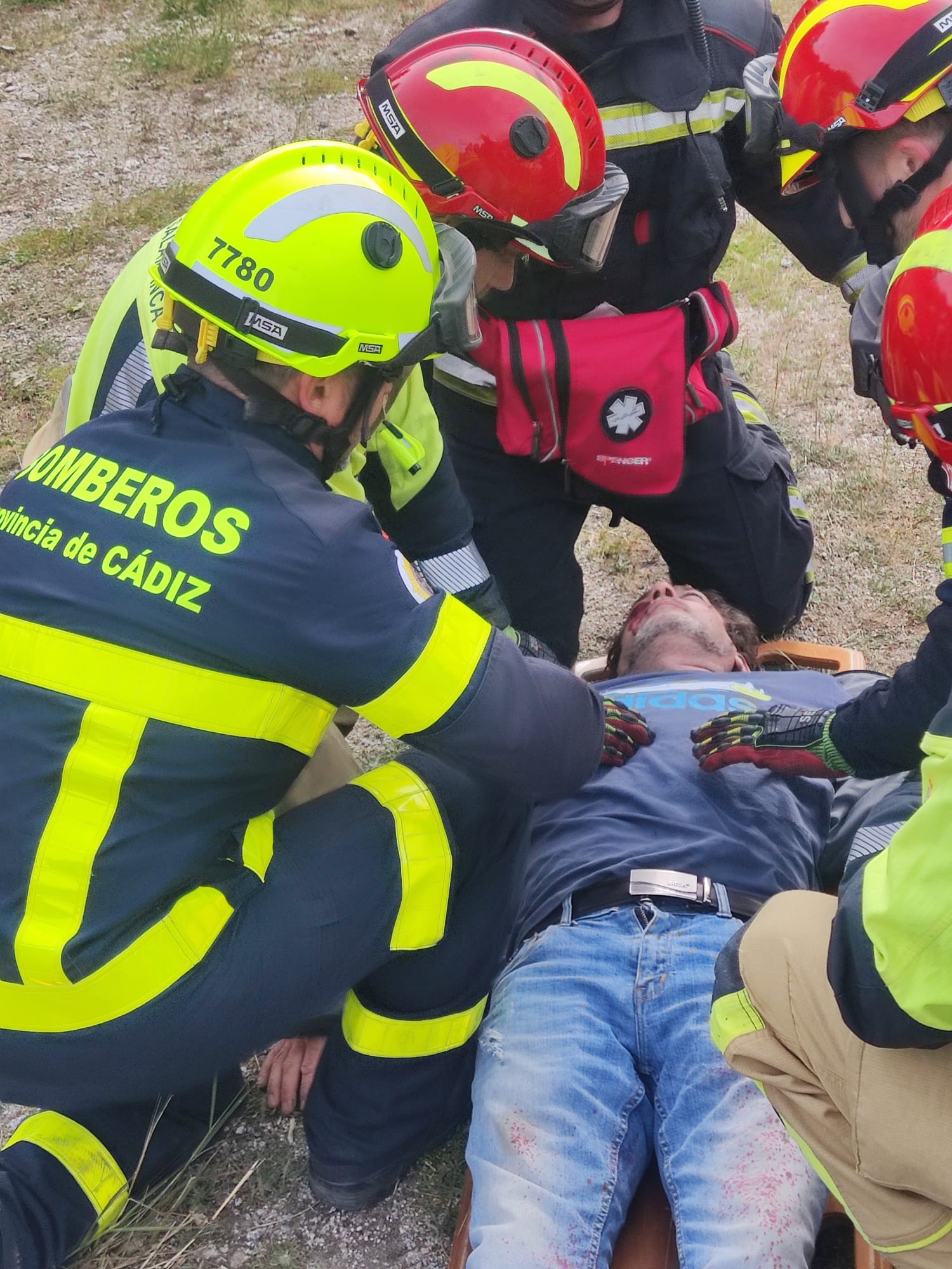 Espectacular simulacro en Béjar: un accidente de autobús, un camión con ovejas y un rescate en el río