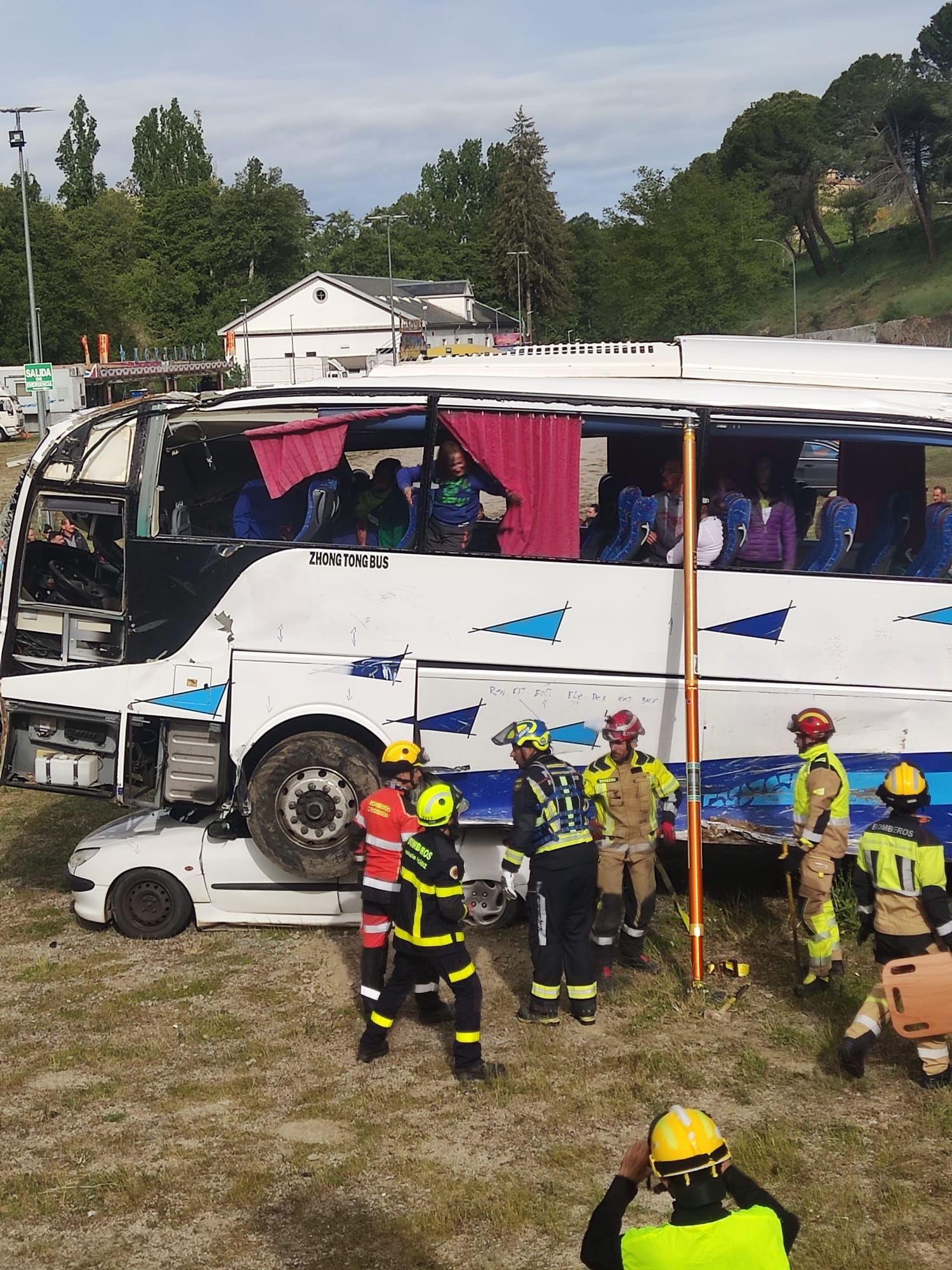 Espectacular simulacro en Béjar: un accidente de autobús, un camión con ovejas y un rescate en el río