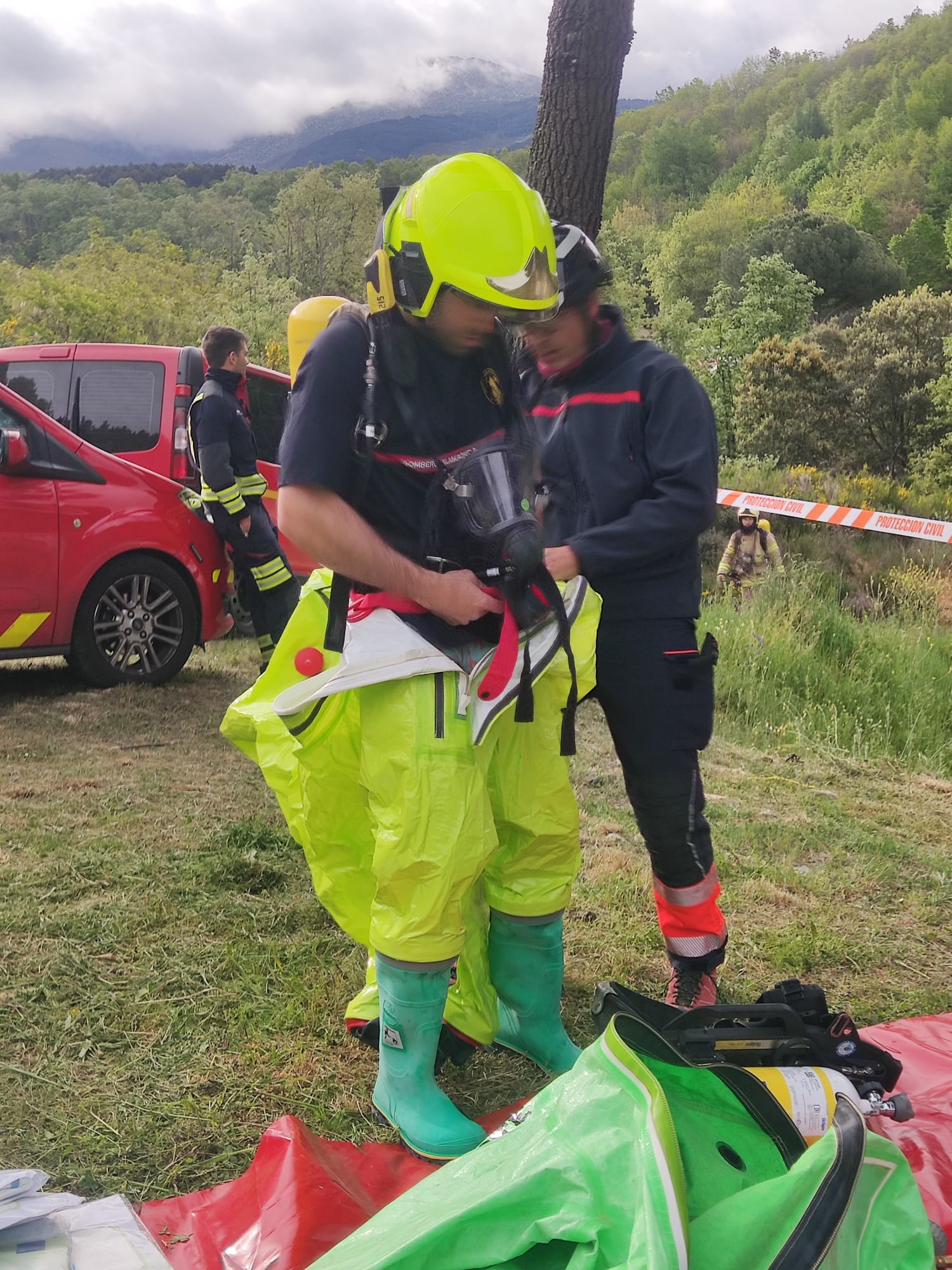 Espectacular simulacro en Béjar: un accidente de autobús, un camión con ovejas y un rescate en el río