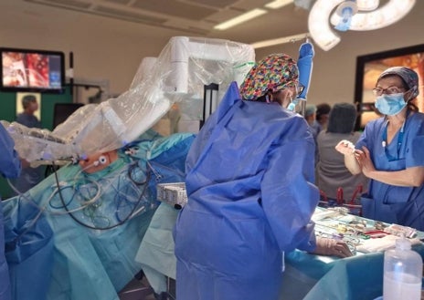 Imagen secundaria 1 - El Hospital realiza el primer trasplante renal con robótica de Castilla y León