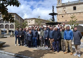 Foto de familia de los participantes en el encuentro en Miróbriga