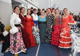 Bellas mujeres ataviadas con el típico traje de flamenca