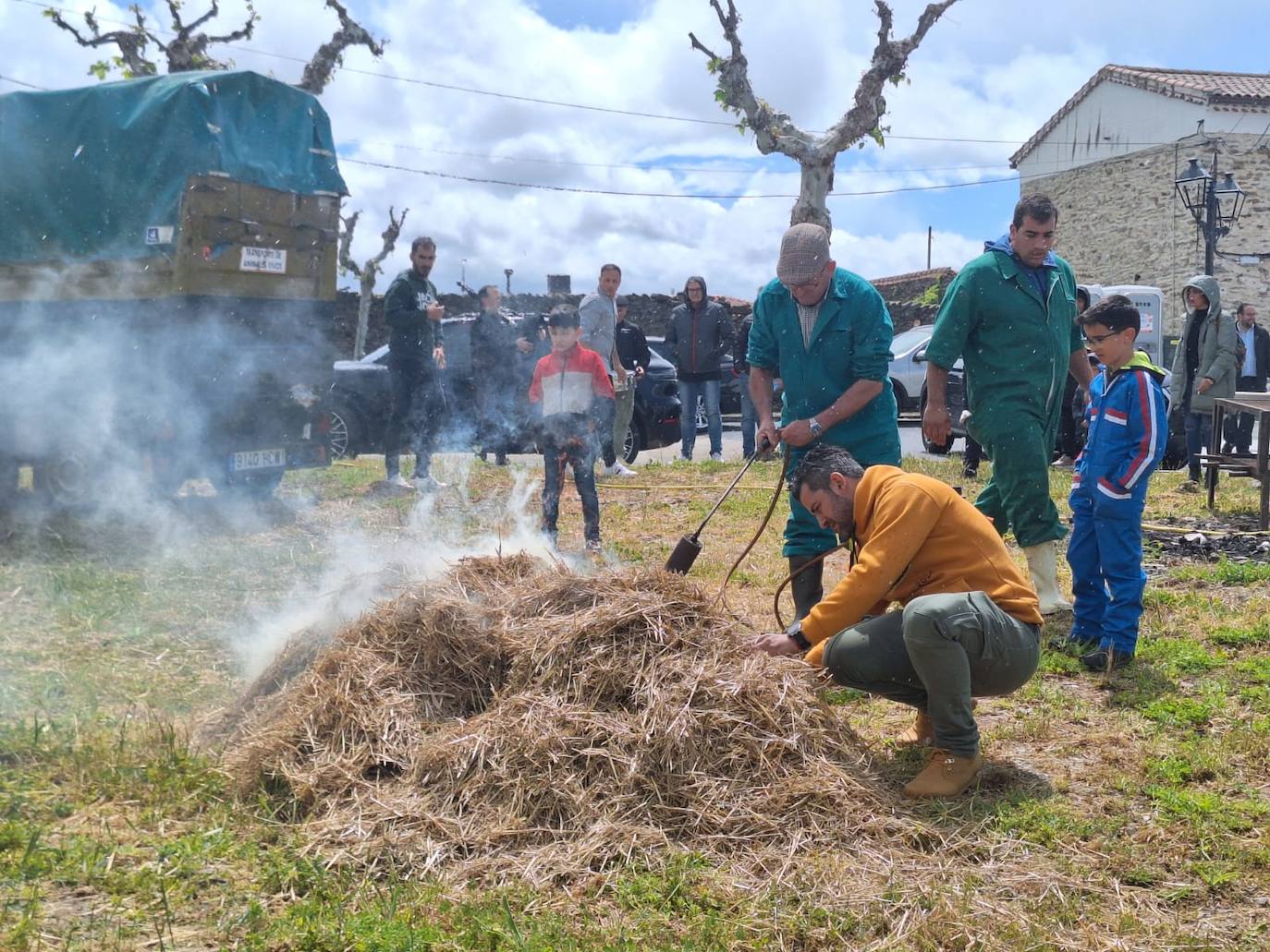 Aldeavieja de Tormes celebra una animada fiesta de la matanza