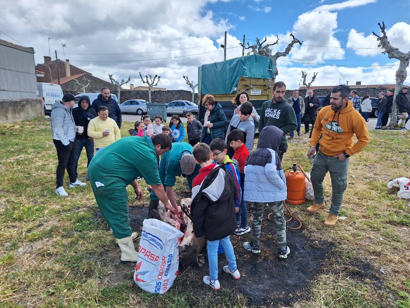 Aldeavieja de Tormes celebra una animada fiesta de la matanza