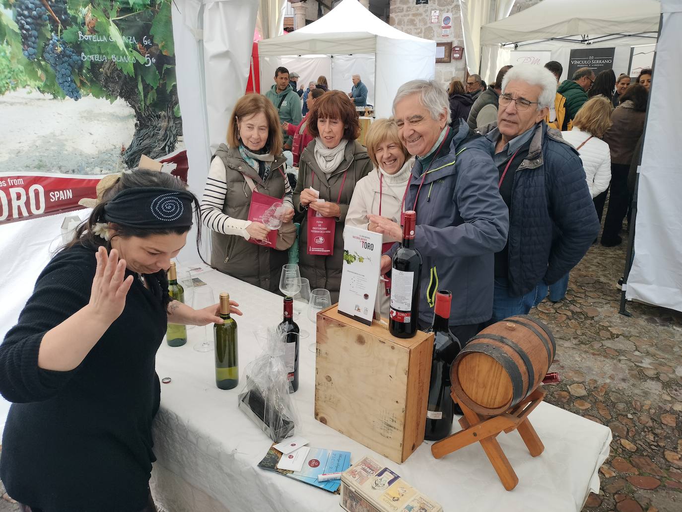 El vino se mueve en San Esteban de la Sierra