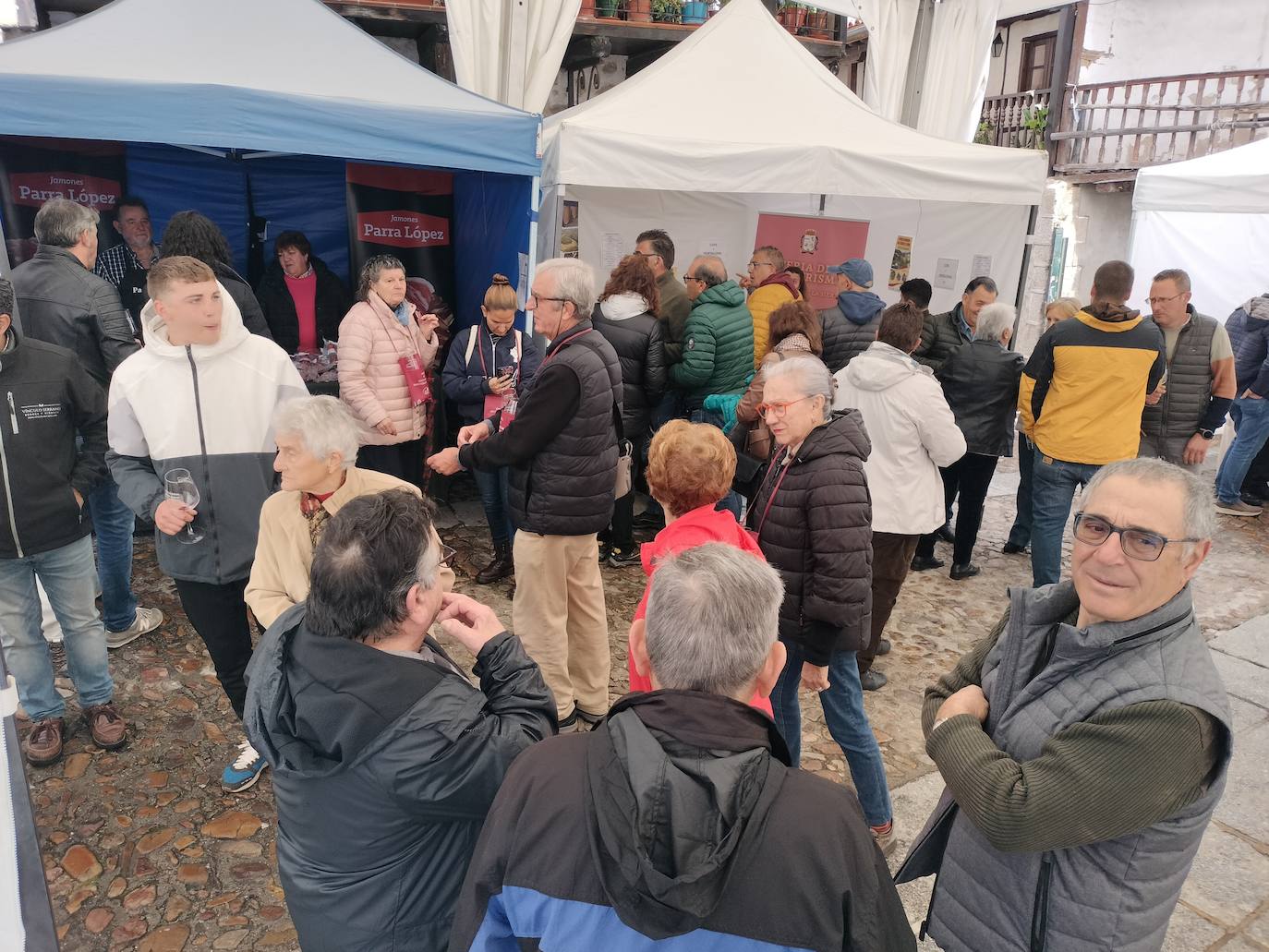 El vino se mueve en San Esteban de la Sierra