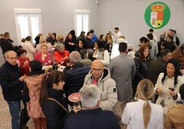 Los vecinos de Campillo disfrutaron del vino de honor en el salón tras la celebración de la misa en honor a San Marcos