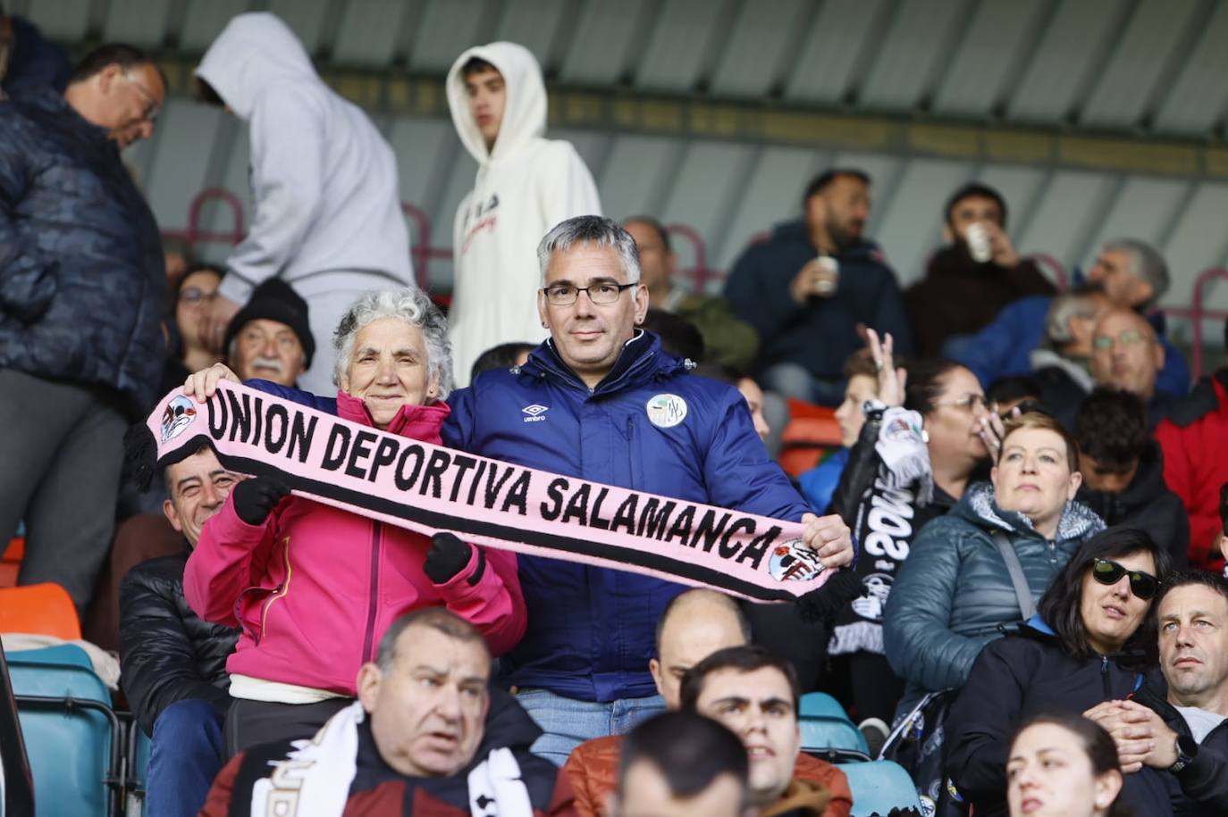 Búscate en la grada del Helmántico en el partido contra el Atlético Astorga