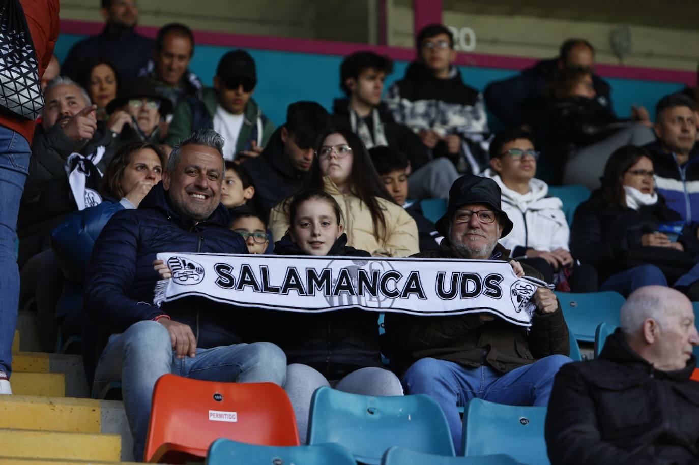 Búscate en la grada del Helmántico en el partido contra el Atlético Astorga