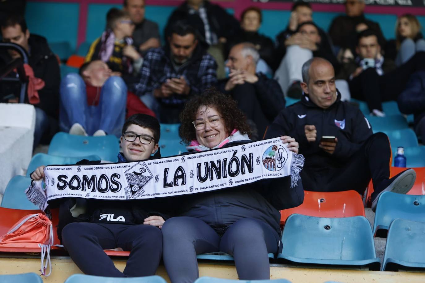 Búscate en la grada del Helmántico en el partido contra el Atlético Astorga