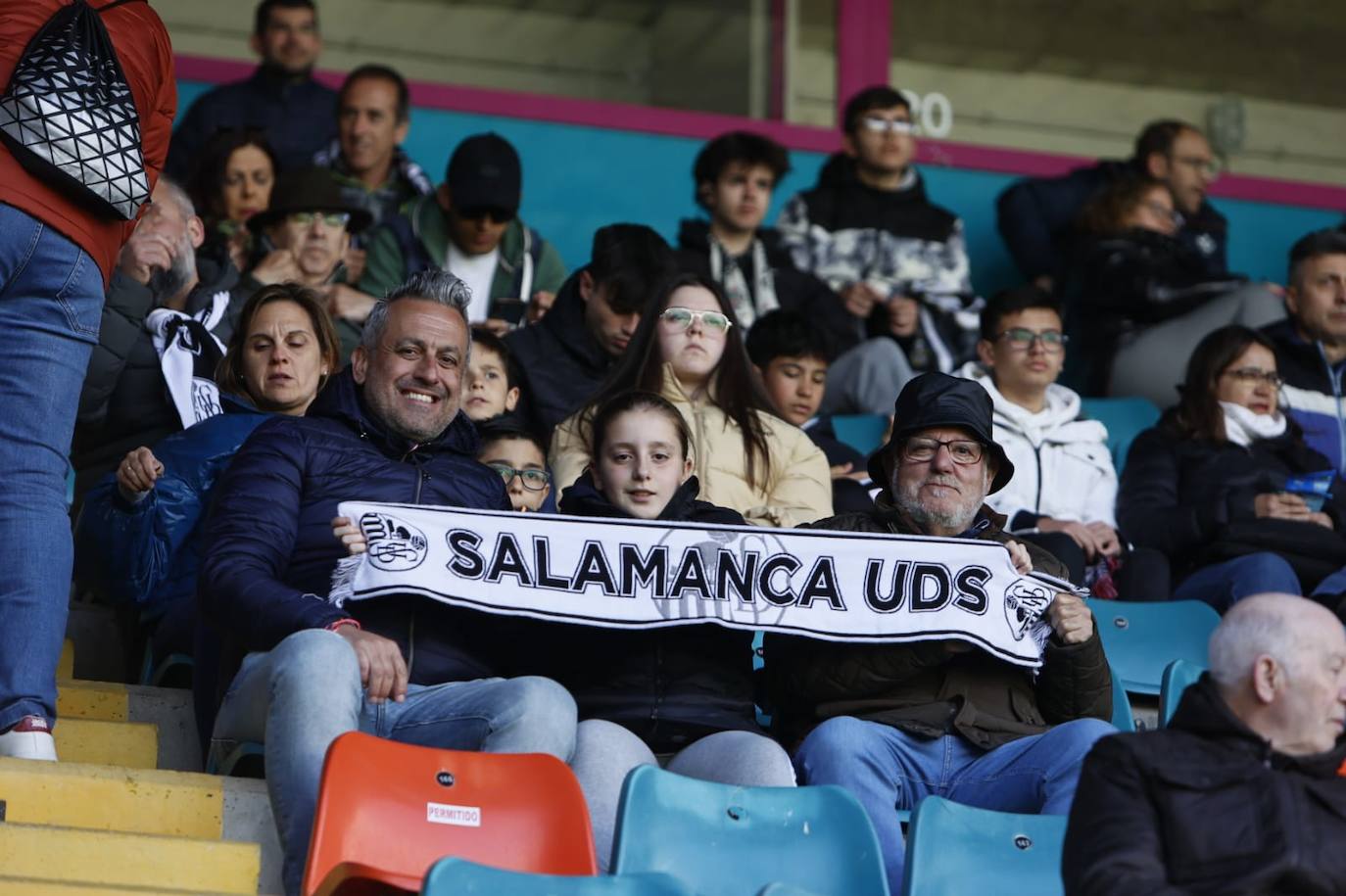 Búscate en la grada del Helmántico en el partido contra el Atlético Astorga