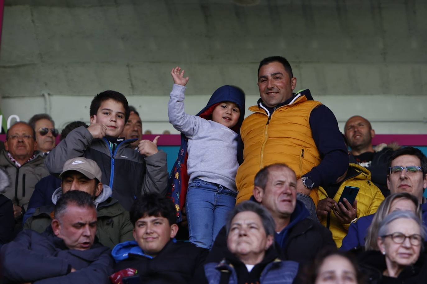 Búscate en la grada del Helmántico en el partido contra el Atlético Astorga