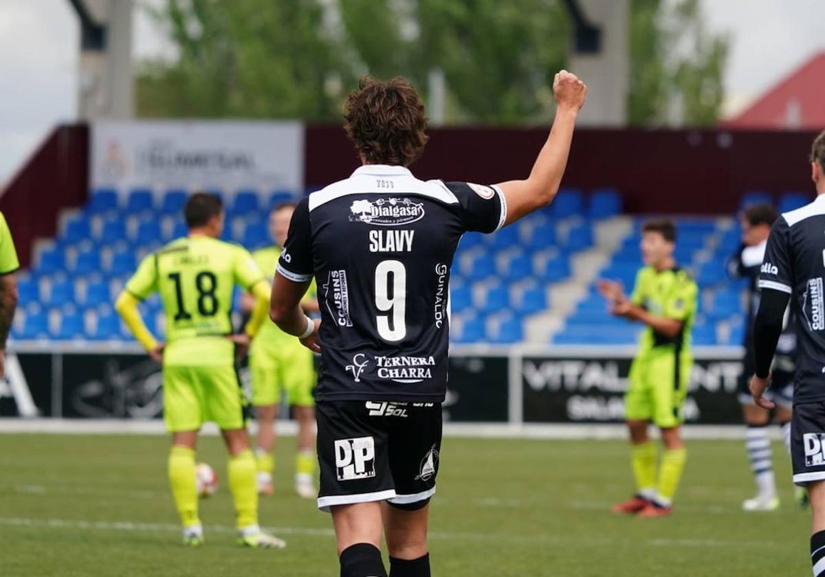 Slavy celebra uno de sus goles al Sabadell.