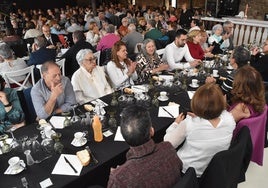 Imagen del salón lleno de comensales en la primera comida benéfica organizada por la asociación bejarana contra el cáncer