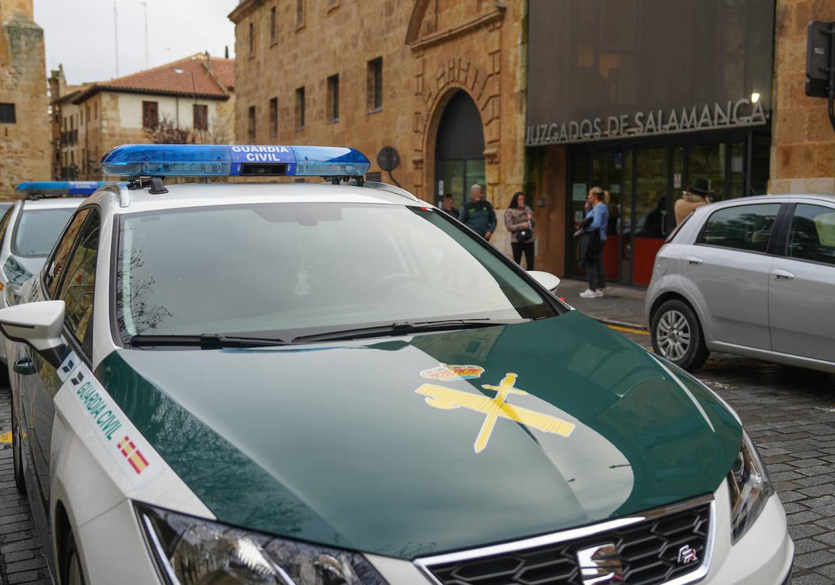 Coche de la Guardia Civil a la puerta de los juzgados