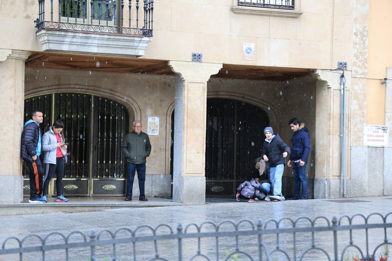 Una intensa granizada sorprende a los salmantinos en pleno centro